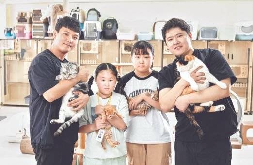 최은서(왼쪽에서 둘째)‧황민하(왼쪽에서 셋째) 학생기자가 고양이 탐정에 대해 알아보기 위해 최영철(맨 왼쪽)‧김정수 고양이 탐정을 만났다. 고양이 탐정이 구조한 고양이를 안은 소중 학생기자단은 “고양이가 계속 움직이는 바람에 촬영이 어려웠지만, 고양이를 안아볼 수 있어 좋았다”고 입을 모았다.