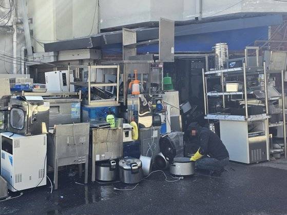 지난 4일 서울 중구 황학동 주방거리에서 한 상인이 중고 조리 기구를 세척하고 있다. 이곳에선 폐업하는 식당의 식기 등을 사들여 중고로 판매한다. 오삼권 기자