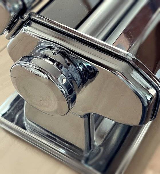 반죽 두께를 결정하는 레버. 숫자가 커질수록 롤러 사이 간격이 좁아지면서 반죽이 얇아진다.