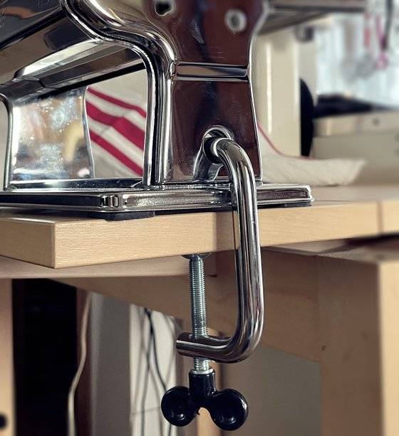 식탁이나 조리대에 고정할 수 있는 고정대. 어떤 테이블에도 고정이 가능하다.