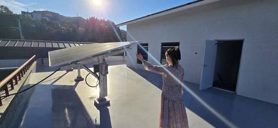 지난 2일 전북 진안군 진안읍 진안어린이집 옥상에서 문보라(44·여) 원장이 그린리모델링을 통해 설치된 태양광 패널과 태양열을 반사하는 '쿨루프(cool roof)'에 대해 설명하고 있다. 진안=김준희 기자