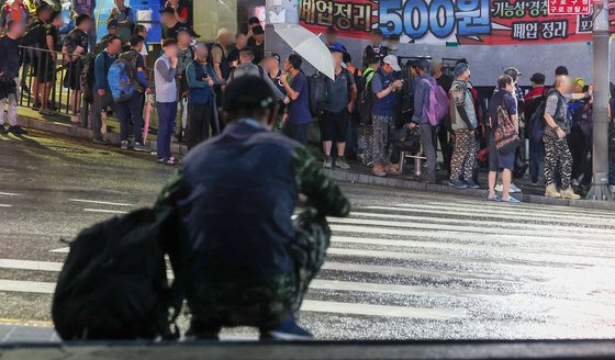 9월 13일 새벽 서울 구로구 남구로역 인근 인력시장에서 건설 일용직 노동자들이 일자리를 구하기 위해 장사진을 이루고 있다. 뉴스1