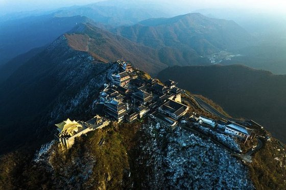 후베이(湖北)성 쑤이저우(隨州) 다훙산(大洪山) 풍경명승구를 지난해 12월 12일 드론에 담았다. 신화통신