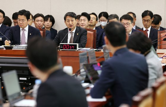 안덕근 산업총상자원부 장관이 7일 오후 서울 여의도 국회에서 열린 산업통상자원중소벤처기업위원회의 산업통상자원부에 대한 국정감사에서 질의에 답하고 있다. 뉴스1