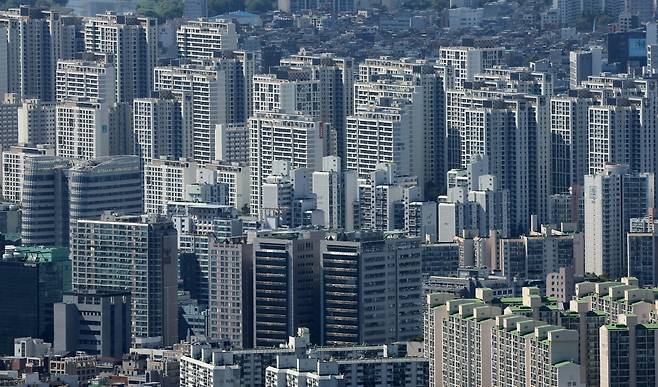 경기 광주시 남한산성에서 바라본 서울 아파트 단지 모습. 사진=뉴스1