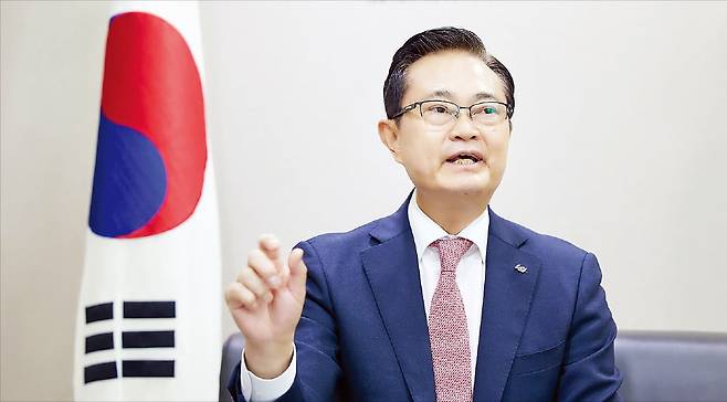 권남주 자산관리공사(캠코) 사장이 부실채권 인수를 통한 금융시장 안정화 계획을 설명하고 있다.  캠코 제공