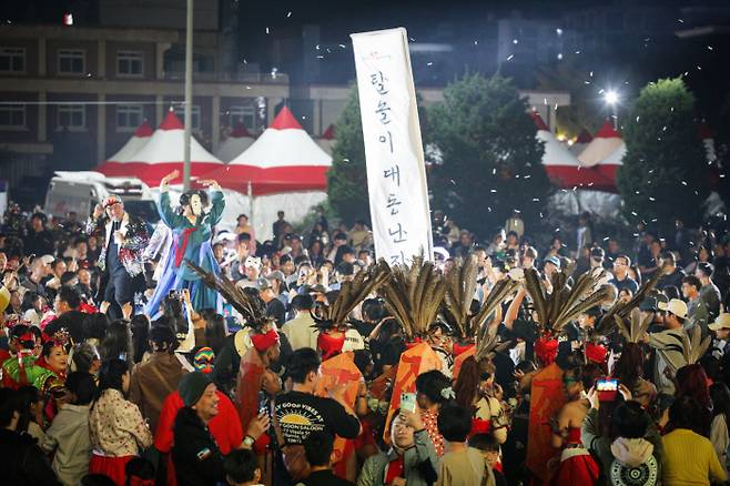 지난 5일 경북 안동시의 옛 안동역사에서 열린 ‘2024 안동국제탈춤페스티벌’에서 관광객들이 공연을 관람하고 있다. 안동시 제공