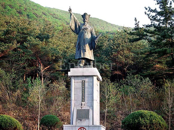 경북 경주시 현곡면 용담정 내 설치된 최제우 동상.