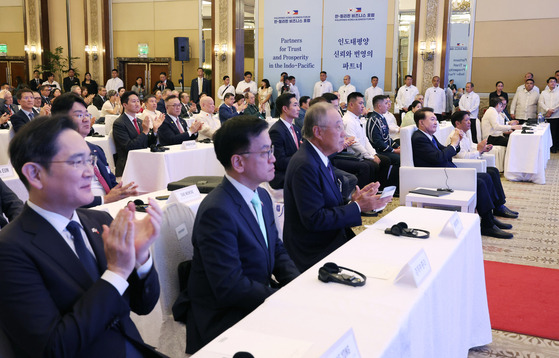 President Yoon Suk Yeol, fourth from left, front row, Filipino President Ferdinand Marcos Jr., fifth from left, and Samsung Electronics Executive Chairman Lee Jae-yong, far left, attend a Korea-Philippines business forum at a hotel in Manila on Monday. [JOINT PRESS CORPS]