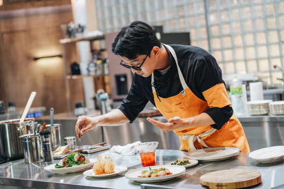 "Triple Star" chef Scott Kang in a scene of Netflix Korea's cooking survival show "Culinary Class Wars" [NETFLIX KOREA]