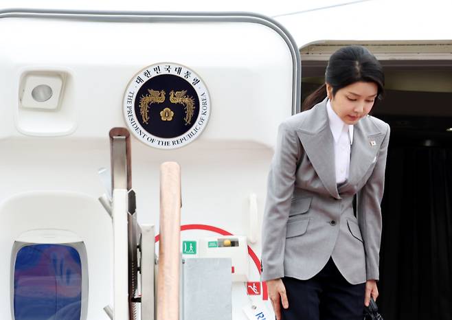 김건희 여사가 지난달 19일 성남 서울공항에서 윤석열 대통령의 체코 공식 방문에 동행하며 대통령 전용기인 공군 1호기에 올라 인사하고 있다. 사진=연합뉴스