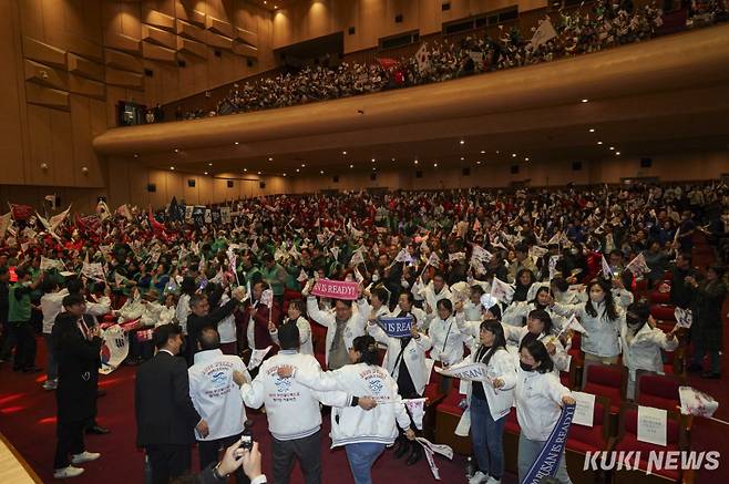 2030 세계박람회 개최지 발표를 앞둔 지난해 11월28일 오후 부산 동구 부산시민회관에서 열린 ‘2030부산세계박람회 성공 유치 시민응원전’에서 시민들이 열띤 응원을 펼치고 있다. 쿠키뉴스 DB