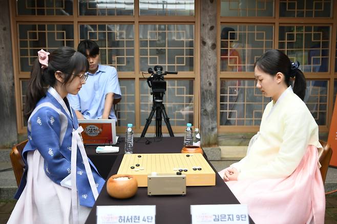 김은지 9단(오른쪽)이 ‘허난설헌의 후예’ 허서현 4단을 2-0으로 제압하고 대회 3연패에 성공했다. 한국기원