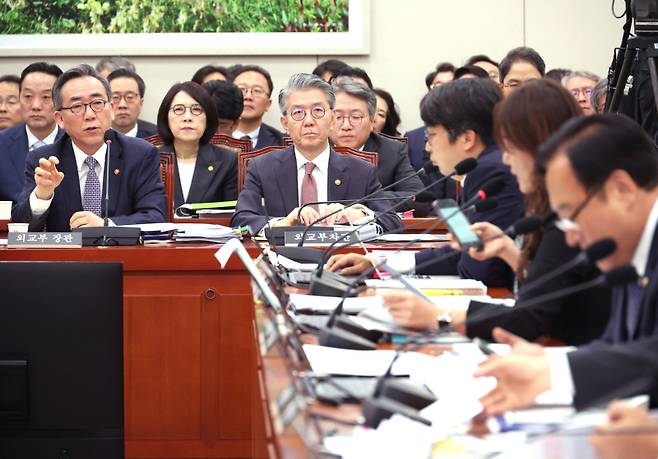 7일 국회에서 열린 외교통일위원회 국정감사에서 조태열 외교부 장관이 의원 질의에 답하고 있다. 연합뉴스