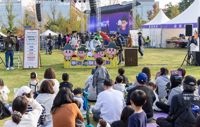 서울 강서구가 지난해 10월 진행한 제21회 허준 축제에 참가한 이들이 공연을 관람하고 있다. 서울 강서구 제공