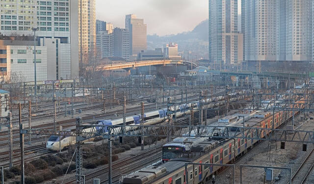 국내 최대 철도 시설 인프라가 몰려 있는 서울 용산역, 철도 지하화에 대한 여론이 높은 지역 중 한 곳으로 꼽히고 있다. 연합뉴스