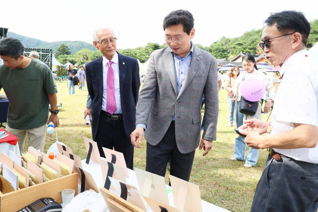 지난 5일 오후 용인시 처인구 모현읍 포은 정몽주 묘역 일원에서 열린 제20회 포은문화제 현장에서 이상일 시장이 행사 관계자들과 소통하고 있다. 용인특례시 제공