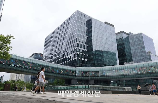 ‘이직의 다리’로 불리는 판교역 인근 공중 연결통로. 한주형기자