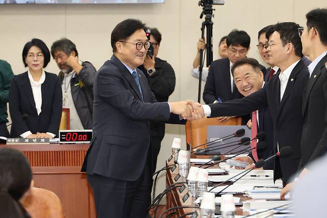 우원식 국회의장이 22대 국회 첫 국정감사가 시작된 7일 서울 여의도 국회에서 과학기술정보방송통신위원회 국정감사장을 방문해 위원들과 악수하고 있다. [연합뉴스]