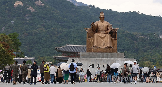 (사진은 위 기사와 직접 관련 없음) 세종대왕 동상 [사진 = 연합뉴스]