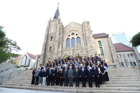 숭실대 관계자들이 지난 5월 29일 서울 중구 영락교회 본당 앞에서 개교 127주년 및 서울 세움 70주년 감사예배 후 기념사진을 촬영하고 있는 모습. 숭실대 제공