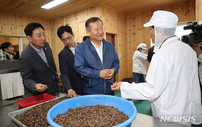 [서귀포=뉴시스] 우장호 기자 = 이상민 행정안전부 장관이 31일 오전 서귀포시 남원읍 신흥2리 제주동백마을 방앗간을 찾아 동백 기름 제조 과정을 둘러보고 있다. 2024.05.31. woo1223@newsis.com