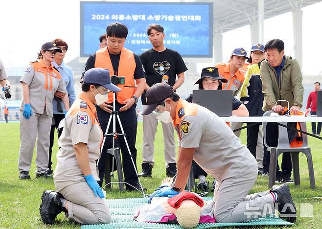 [인천=뉴시스] 전진환 기자 = 7일 오전 인천 서구 인천아시아드주경기장에서 열린 2024년 의용소방대 소방기술경연대회에서 의용소방대원들이 심폐소생술 분야에 출전해 기량을 뽐내고 있다. 2024.10.07. amin2@newsis.com