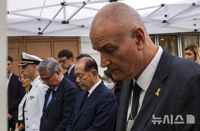 [서울=뉴시스] 정병혁 기자 = 가자지구 전쟁 발발 1주년인 7일 서울 용산구 주한이스라엘대사관저에서 열린 10.7 테러 추모행사에서 라파엘 하르파즈 신임 주한이스라엘대사를 비롯한 황우여 한국-이스라엘 친선협회 회장, 박진 전 외교부 장관 등 참석자들이 묵념을 하고 있다. 2024.10.07. jhope@newsis.com