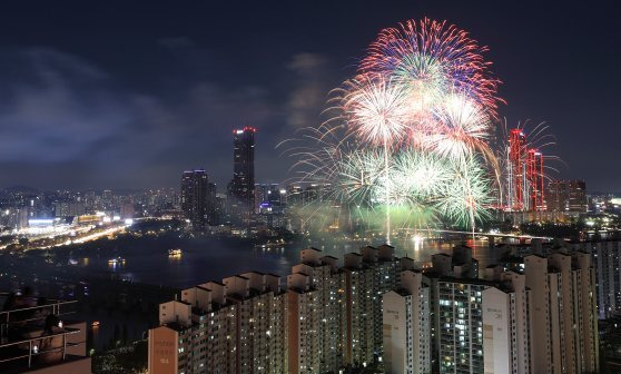 5일 오후 서울 여의도 한강공원에서 '2024 서울세계불꽃축제'가 열린 가운데 서울 용산구 LG유플러스 본사에서 바라본 불꽃. 연합뉴스