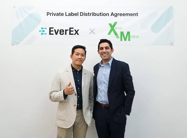 에버엑스 윤찬 대표(왼쪽)와 젠코메디컬 제이슨 하이더 대표가 에버엑스 리햅의 미국 지역 상용화를 위한 솔루션 공급 계약을 체결한 뒤 포즈를 취하고 있다.&nbsp;에버엑스 제공