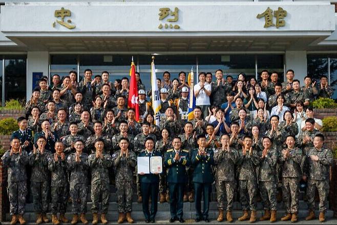 건군 76주년 국군의 날을 맞아 대통령 부대표창을 수상한 육군 제53보병사단 장병들이 사단 충렬관 앞에서 기념촬영을 하고 있다. 육군 53사단 제공