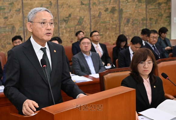 유인촌 문화체육관광부 장관이 7일 국회 문화체육관광위원회에서 열린 문화체육관광부에 대한 국정감사에서 발언하고 있다. 2024.10.7 홍윤기 기자