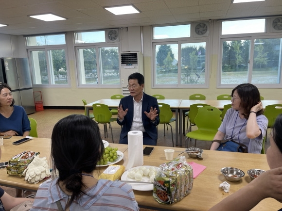 중구 초등학생 남부안 캠핑스쿨에 참여한 학부모들이 부안군수와 간담회를 하고 있다. 중구 제공