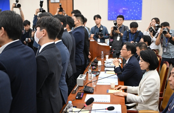 이진숙 방송통신위원회 위원장이 7일 여의도 국회 과학기술정보방송통신위원회에서 열린 방송통신위원회·방송통신사무소·시청자미디어재단·한국방송광고진흥공사 국정감사에 착석해 있다. 2024.10.7 홍윤기 기자