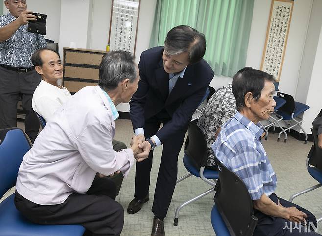 조국혁신당은 영광과 곡성에서 모두 당선을 노리고 있다. ‘호남 월세살이’를 시작한 조국 조국혁신당 대표가 9월24일 영광군 대마면 노인대학에 방문해 인사를 나누고 있다. ⓒ시사IN 이명익