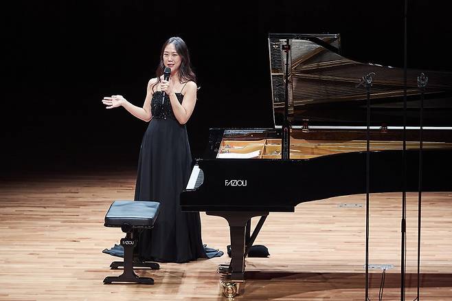 직접 마이크를 잡고  연주할 작품에 대한 설명을 하고 있는 손열음   (사진제공 ｜ 파이플랜즈)