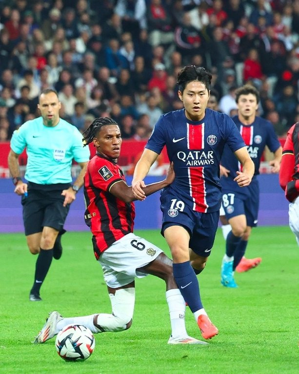 PSG 이강인(오른쪽)이 7일(한국시간) 니스와 원정경기에서 드리블을 시도하고 있다. 사진출처｜PSG SNS