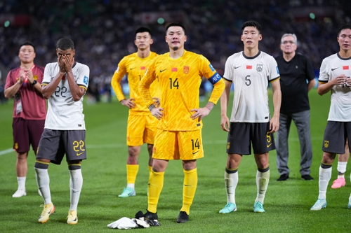 중국 축구대표팀 선수들이 지난달 5일 북중미월드컵 아시아 3차예선 일본전 0-7 참패 후 낙담한 표정으로 팬 앞에 서 있다. 신화연합뉴스