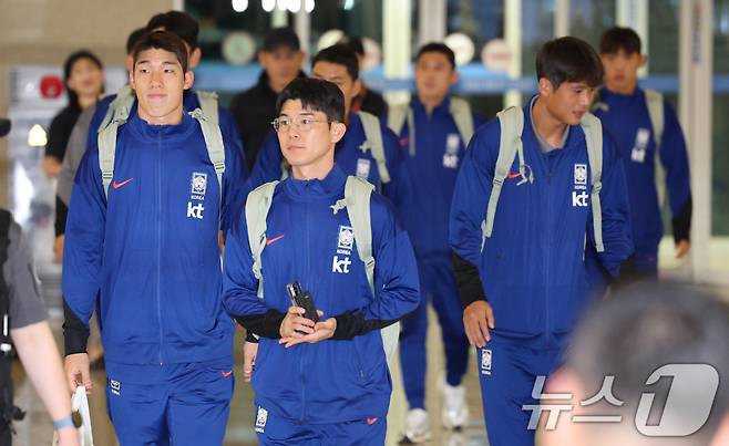 홍명보 감독이 이끄는 대한민국 축구대표팀이 6일 밤 인천국제공항 제1터미널을 통해 요르단으로 출국하고 있다. /사진=뉴스1