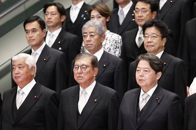 지난 10월 1일 이시바 시게루 일본 신임 총리(맨 아래 가운데)가 도쿄 총리 관저에서 새 내각 구성원과 사진을 찍고 있다. AP연합뉴스