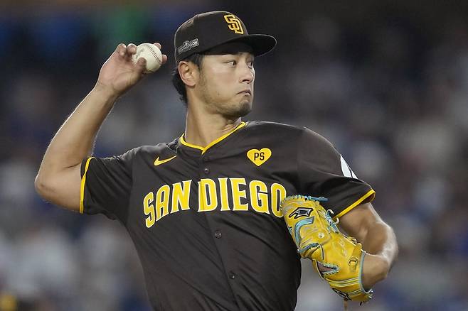 미국 메이저리그 샌디에이고 파드리스의 일본인 투수 다르빗슈 유가 7일(한국시간) 미국 캘리포니아주 로스앤젤레스의 다저스타디움에서 열린 2024 미국프로야구 메이저리그(MLB) 포스트시즌 내셔널리그 디비전시리즈(NLDS·5전 3선승제) LA 다저스와의 2차전에 선발등판, 7이닝 1실점 호투로 팀 승리를 이끌었다. 사진 연합뉴스
