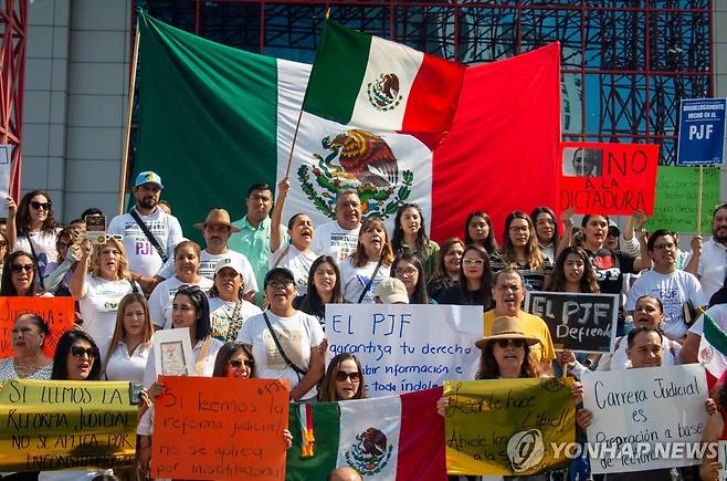 멕시코 사법부 개편안에 항의하는 법원 직원들 [몬테레이 AFP=연합뉴스. 재판매 및 DB 금지]