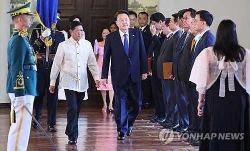 윤석열 대통령, 필리핀 국빈방문 공식 환영식 입장     (마닐라=연합뉴스) 진성철 기자 = 필리핀을 국빈 방문한 윤석열 대통령이 7일 오전(현지시간) 필리핀 마닐라 말라카냥 대통령궁에서 열린 공식환영식에 페르디난드 마르코스 필리핀 대통령과 함께 입장하고 있다. 2024.10.7
    zjin@yna.co.kr
(끝)