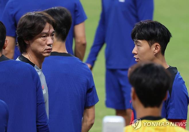 훈련 준비하는 홍명보 감독과 손흥민 (고양=연합뉴스) 임화영 기자 = 홍명보 축구 대표팀 감독(왼쪽)과 손흥민이 3일 경기 고양종합운동장에서 2026 북중미 월드컵 아시아지역 3차 예선을 앞두고 훈련에 나서고 있다. 2024.9.3 hwayoung7@yna.co.kr