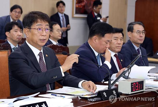 국회 국토교통위 국정감사 (세종=연합뉴스) 배재만 기자 = 박상우 국토교통부 장관이 7일 오전 정부세종청사 국토교통부에서 열린 2024년도 국회 국토교통위원회 국정감사에서 여야 의원들의 질의에 답하고 있다. 2024.10.7 scoop@yna.co.kr