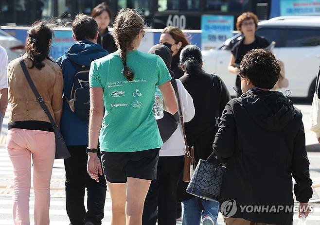 '큰 일교차' 반팔과 패딩이 함께 [연합뉴스 자료사진]