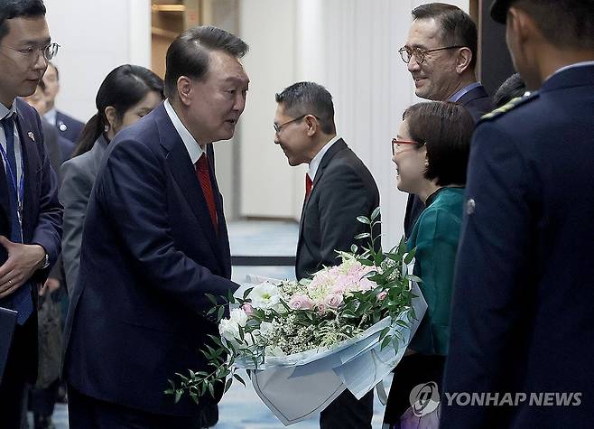 싱가포르 도착한 윤석열 대통령 (싱가포르=연합뉴스) 홍해인 기자 = 싱가포르를 국빈 방문한 윤석열 대통령이 7일(현지시간) 싱가포르 창이 국제공항에 도착해 영접 인사로부터 꽃다발을 받고 있다. 2024.10.7 hihong@yna.co.kr