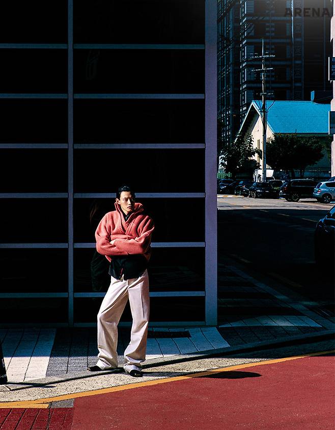 더블 레이어 청키 콤팩트 울 스웨터·라이트 울 스트레치 트리코틴 셔츠·레더 타이·나파 소재 트라우저·샤이니 레더타 이·토리노 첼시 앵클부츠 모두 가격미정 보테가 베네타 제품.