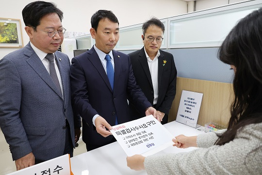 김용민 더불어민주당 원내정책수석부대표(가운데)와 박주민(오른쪽)·김승원 의원이 8일 오전 서울 여의도 국회 의안과에 상설특검 특별검사수사요구안을 제출하고 있다. 사진=뉴시스