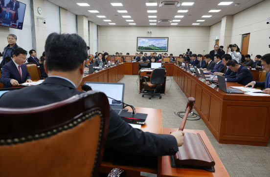 안호영 국회 환노위원장이 8일 서울 여의도 국회에서 열린 환경노동위원회의 환경부 국정감사를 주재하고 있다. (사진=뉴시스)